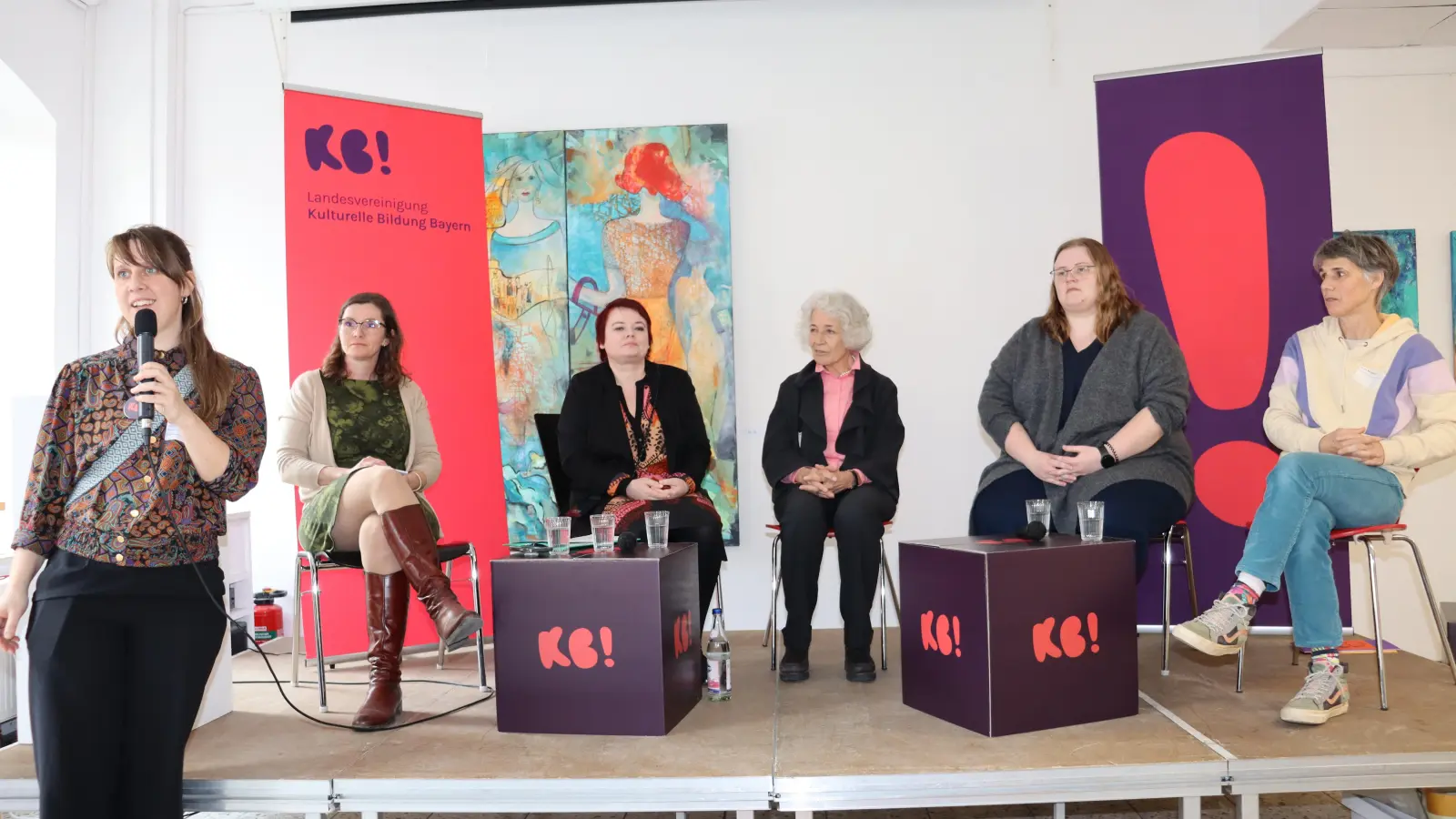 Lisa Hrubesch, Lisa Renz-Hübner, Verena Osgyan, Marion Glück-Levi, Beatrix Friedsmann und Karin Bergdolt (von links) diskutierten im Kunsthaus Reitbahn 3 über Möglichkeiten und Herausforderungen für die kulturelle Bildung im ländlichen Bereich. (Foto: Thomas Schaller)