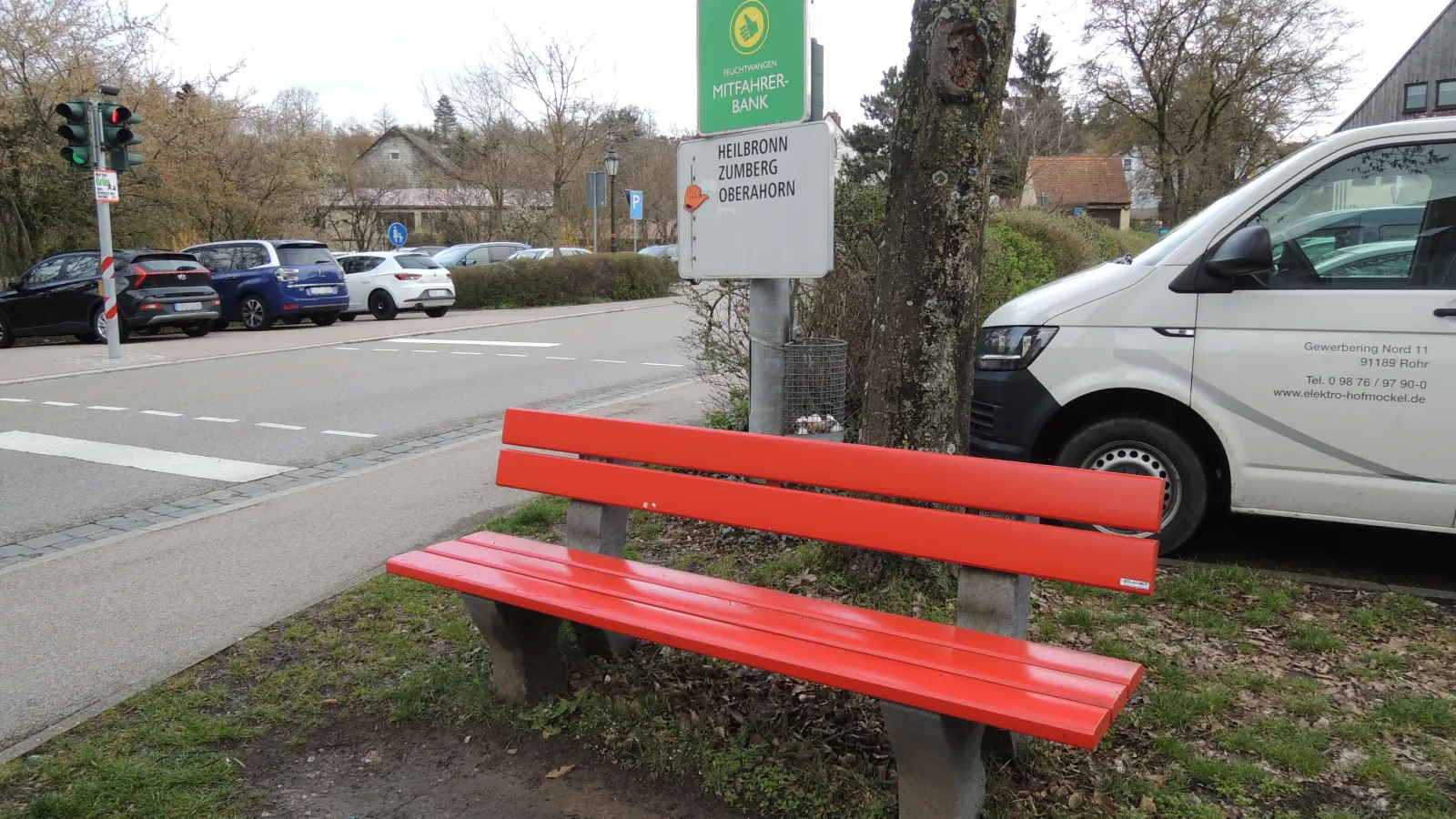 Die Mitfahrerbank am Fuß des Kronenwirtsbergs: Hier funktioniert der Daumen noch, mit dem mögliche Nutzer des Angebots ihren gewünschten Zielort auf der weißen Tafel markieren können. (Foto: Peter Zumach)
