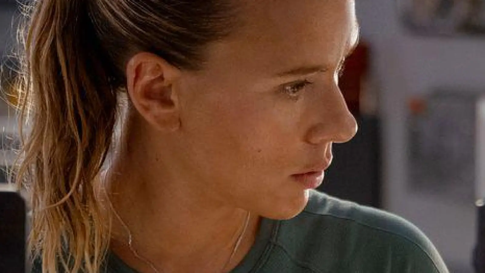 Scarlett Johansson (l) als Zora Bennett und Jonathan Bailey als Dr. Henry Loomis in einer Szene des Films „Jurassic World: Die Wiedergeburt“. (Foto: Jasin Boland/Universal Pictures/dpa)