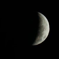 Auch in Bayern war die partielle Mondfinsternis zu sehen.  (Foto: Peter Kneffel/dpa)