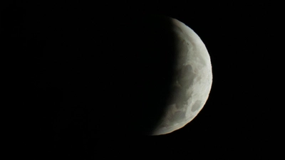 Auch in Bayern war die partielle Mondfinsternis zu sehen.  (Foto: Peter Kneffel/dpa)