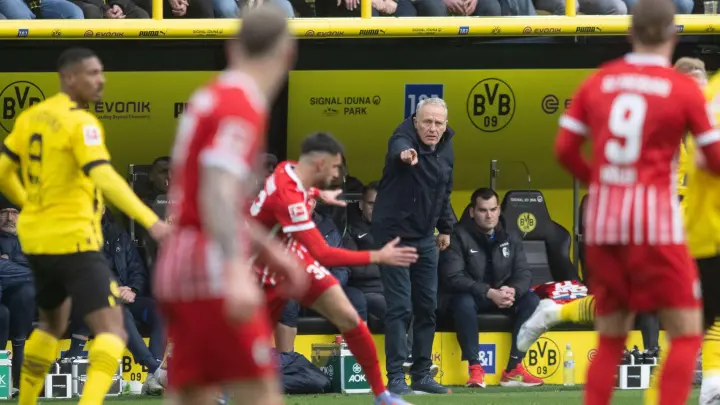 Freiburgs Trainer Christian Streich steht in Dortmund an der Seitenlinie und coacht seine Elf. (Foto: Bernd Thissen/dpa)
