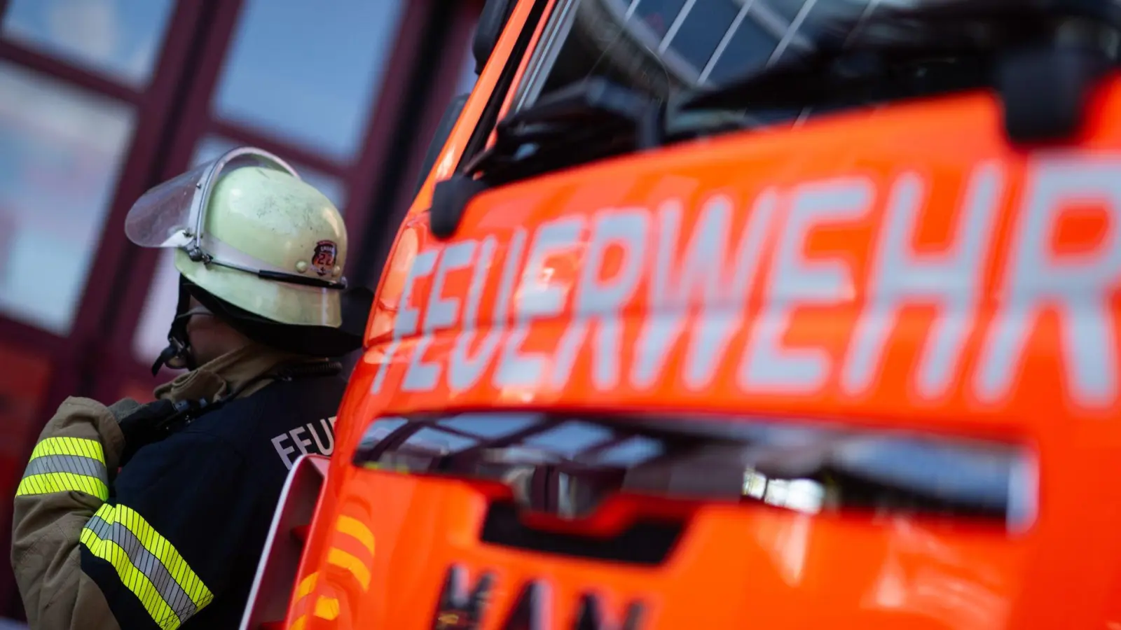 Als die Feuerwehr eintraf, befand sich die Seniorin noch in ihrer brennenden Wohnung. (Symbolbild) (Foto: Marijan Murat/dpa)