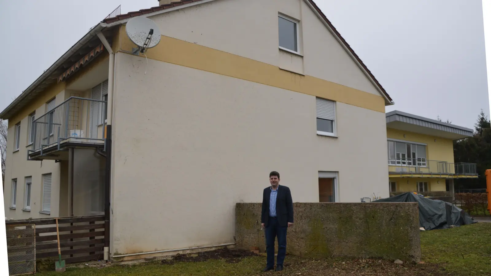 Der Geschäftsführer der CvB-Stiftung, Christoph Kilian, steht vor jenem Wohnhaus, das für den Neubau weichen muss. (Foto: Johannes Zimmermann)