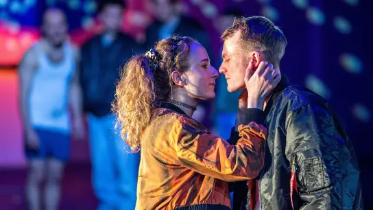 Die Schauspieler Annika Hauffe und Oscar Hoppe im Stück „Nullerjahre” am  Mecklenburgischen Staatstheater. (Foto: Jens Büttner/dpa)