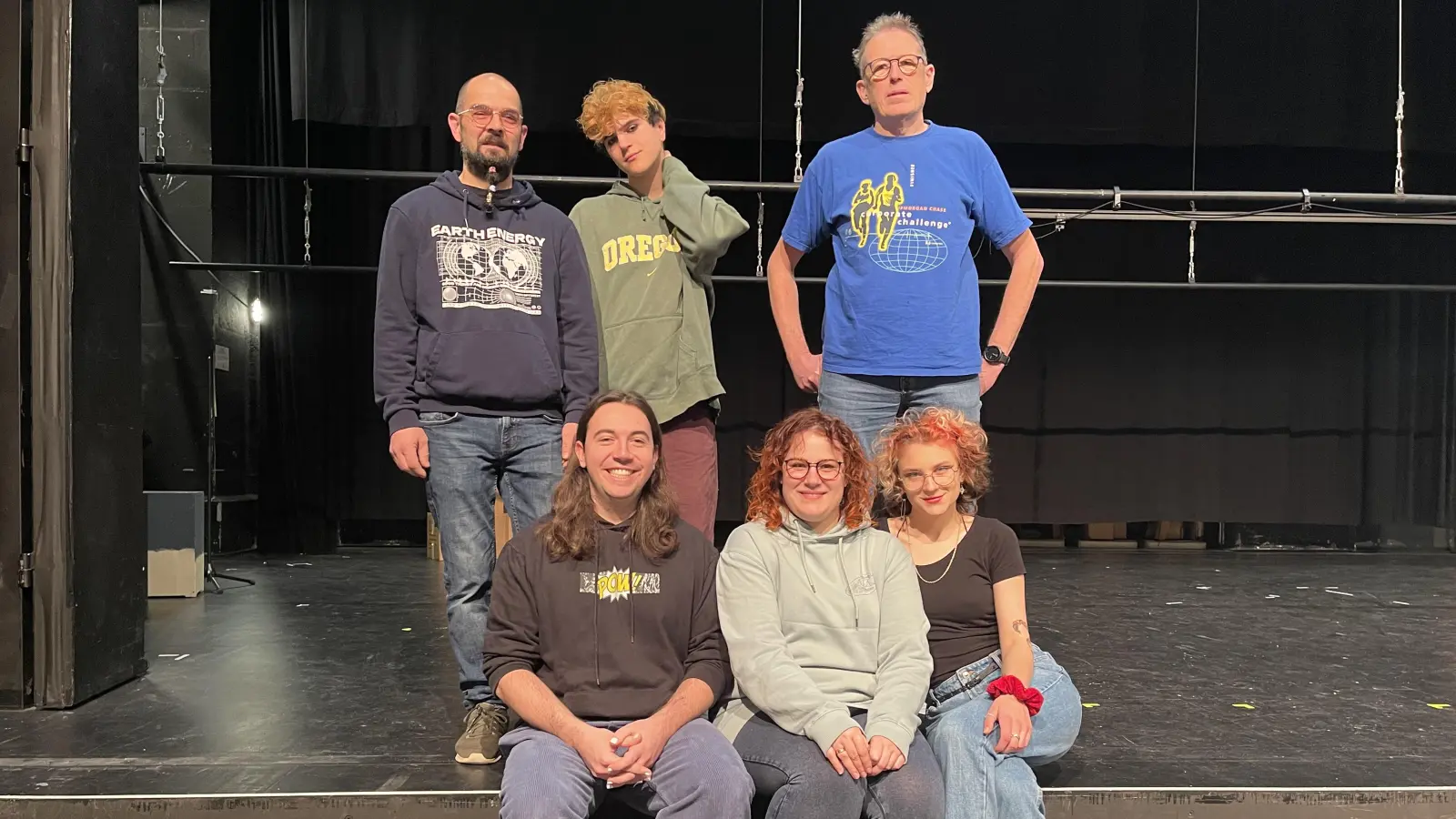 Michael Weigl, Alex Schumann und Heinz Voerste (stehend von links) sowie Jannis Wachs, Chantal Fiedler und Lea Rudi alias die Künstlerin Surshenko (sitzend von links) gehören zum Team der Statisten in der „Dreigroschenoper“. Zwei weitere Statisten fehlten bei der Probe am Samstag. (Foto: Lara Hausleitner)