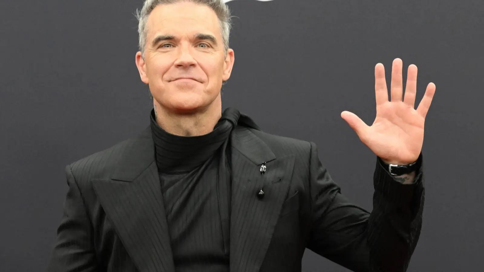 Robbie Williams hat als neuer Musikbotschafter der Fifa eine neue Hymne für den Weltfußballverband komponiert. (Archivfoto) (Foto: Felix Hörhager/dpa)