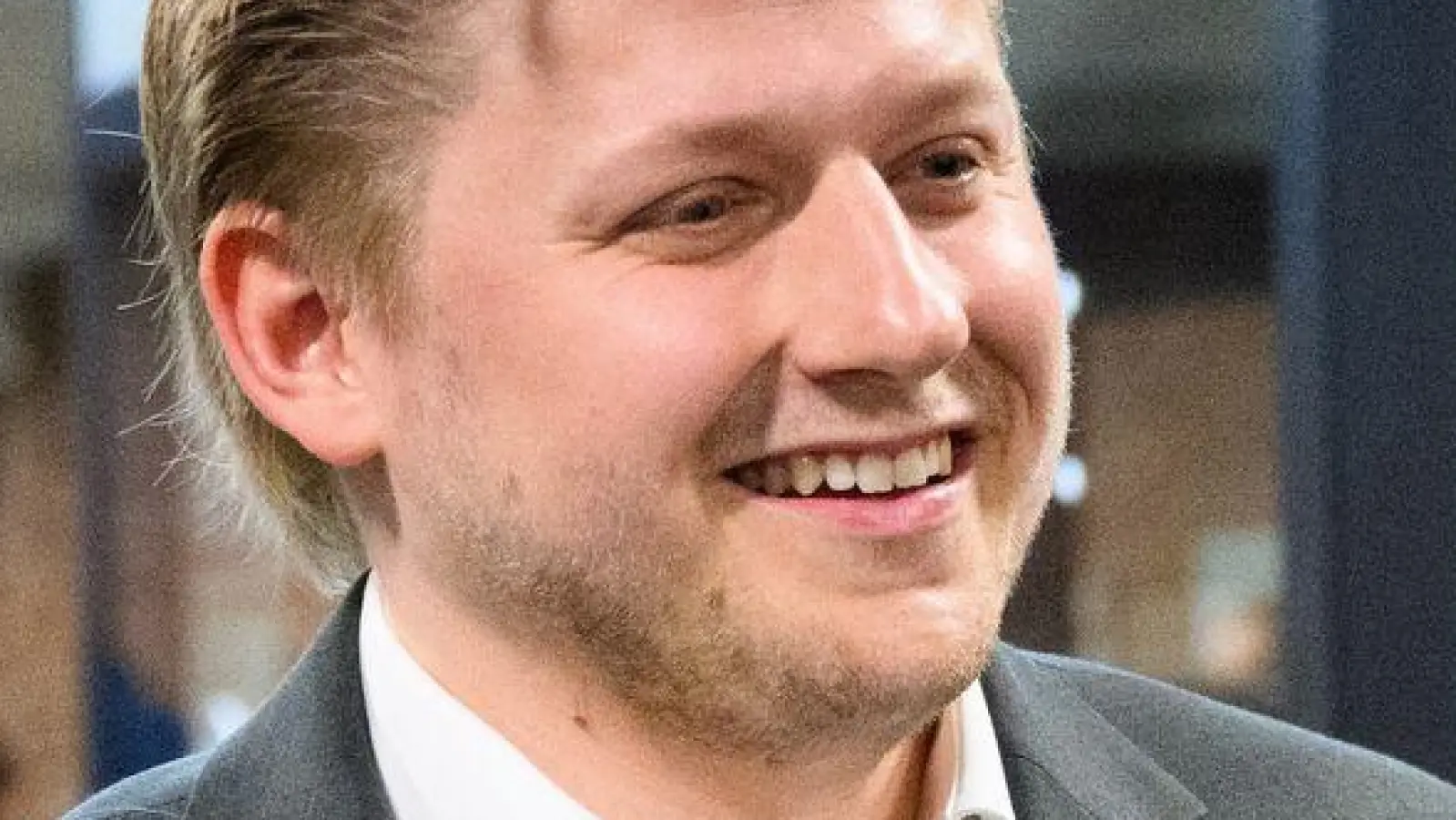 „El Hotzo“ auf dem Weg zum ersten Prozess, der im Juli mit Freispruch endete. Nun muss der Satiriker erneut vor Gericht. (Archivbild) (Foto: Bernd von Jutrczenka/dpa)