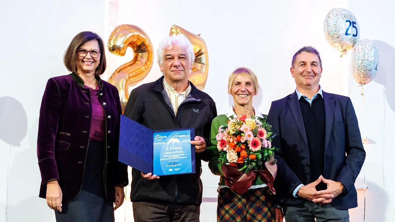 Landtagspräsidentin Ilse Aigner (links) überreichte die Auszeichnung. Lothar Schmidt, Camilla Ebert und Thomas Glück (von rechts) nahmen sie stellvertretend für das Organisationsteam entgegen. (Foto: Bildarchiv Bayerischer Landtag/Matthias Balk)