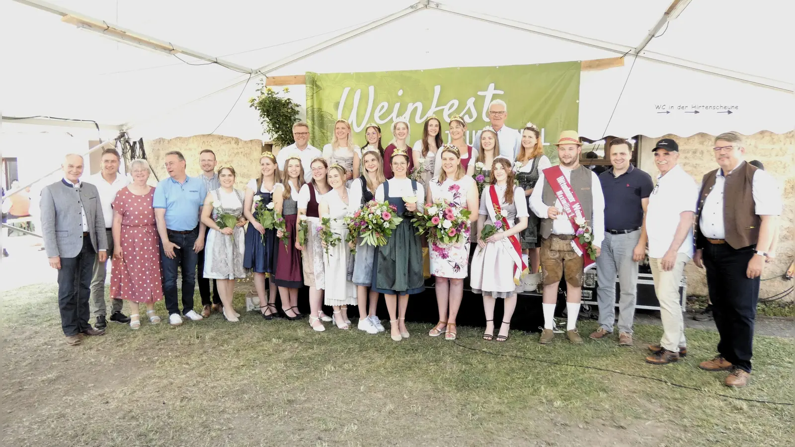 Beste Laune bei bestem Wetter: die zahlreichen Weinhoheiten und Ehrengäste in Tauberzell beim Weinfest. In der Mitte vorne im dunklen Dirndl ist die Tauberzeller Weinprinzessin Nina I. zu sehen. (Foto: Karl-Heinz Gisbertz)