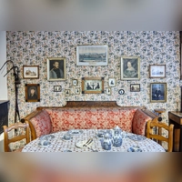 Eines der Epochenzimmer im Fränkischen Museum in Feuchtwangen bietet einen Einblick in die Wohnkultur des Biedermeiers. Es wurde auch für den Feuchtwanger Kalender 2027 abgelichtet.  (Repro: Erich Herrmann)