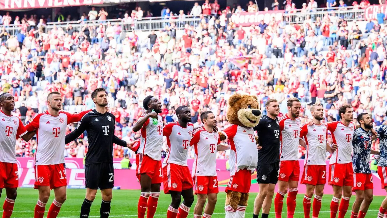 Die Spieler des FC Bayern bedanken sich nach dem Sieg gegen den 1. FC Köln bei den Fans. (Foto: Tom Weller/dpa)