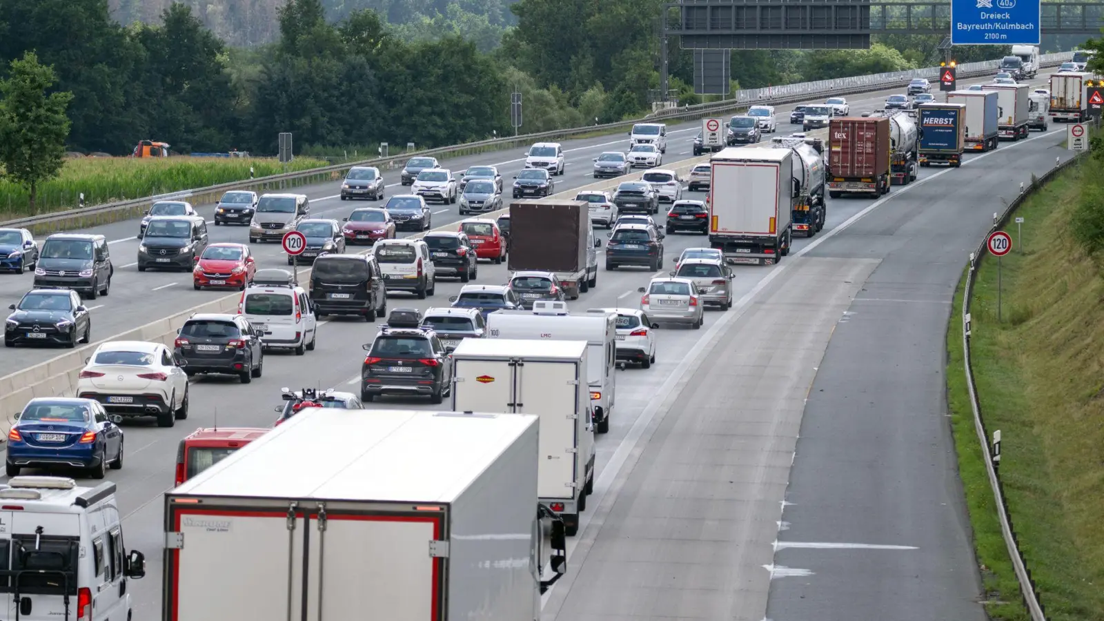 Wegen des langen Wochenendes und der Herbstferien wird mit Staus vor allem an den Samstagen im Oktober gerechnet. (Archivbild) (Foto: Pia Bayer/dpa)