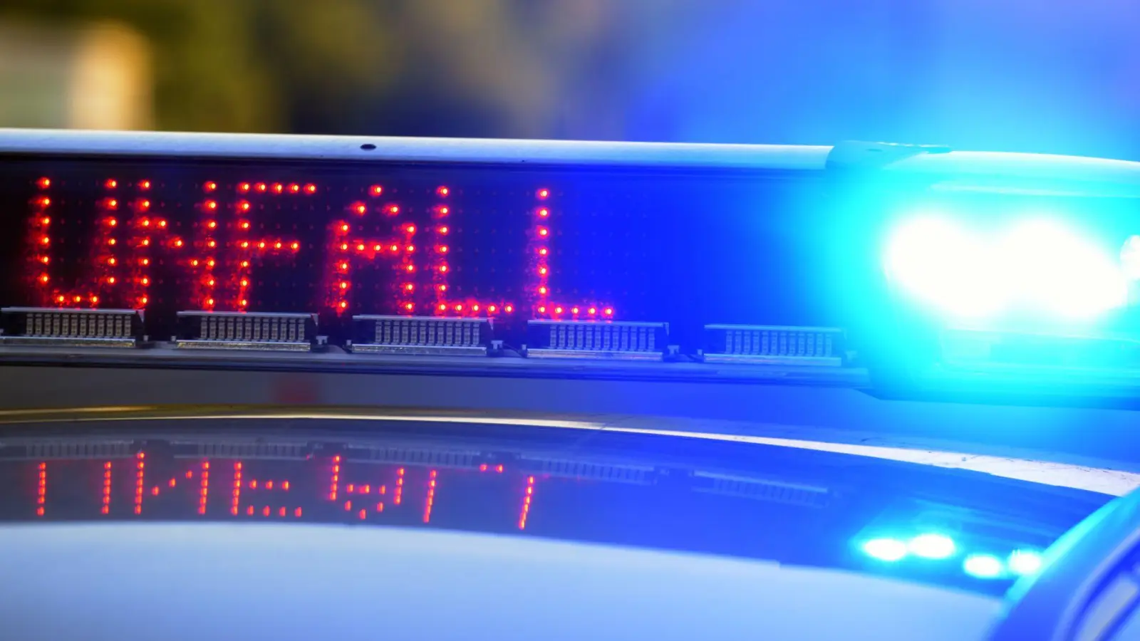 In Kirchheim ist in der Nacht ein 15-Jähriger mit einem Auto gegen einen Baum gefahren und hat dabei sich und zwei weitere Menschen verletzt. (Symbolbild) (Foto: Stefan Puchner/dpa)