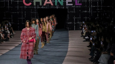 Models präsentieren Kreationen der Chanel-Kollektion bei der Fashion Week in Paris. (Foto: Vianney Le Caer/Invision/AP/dpa)