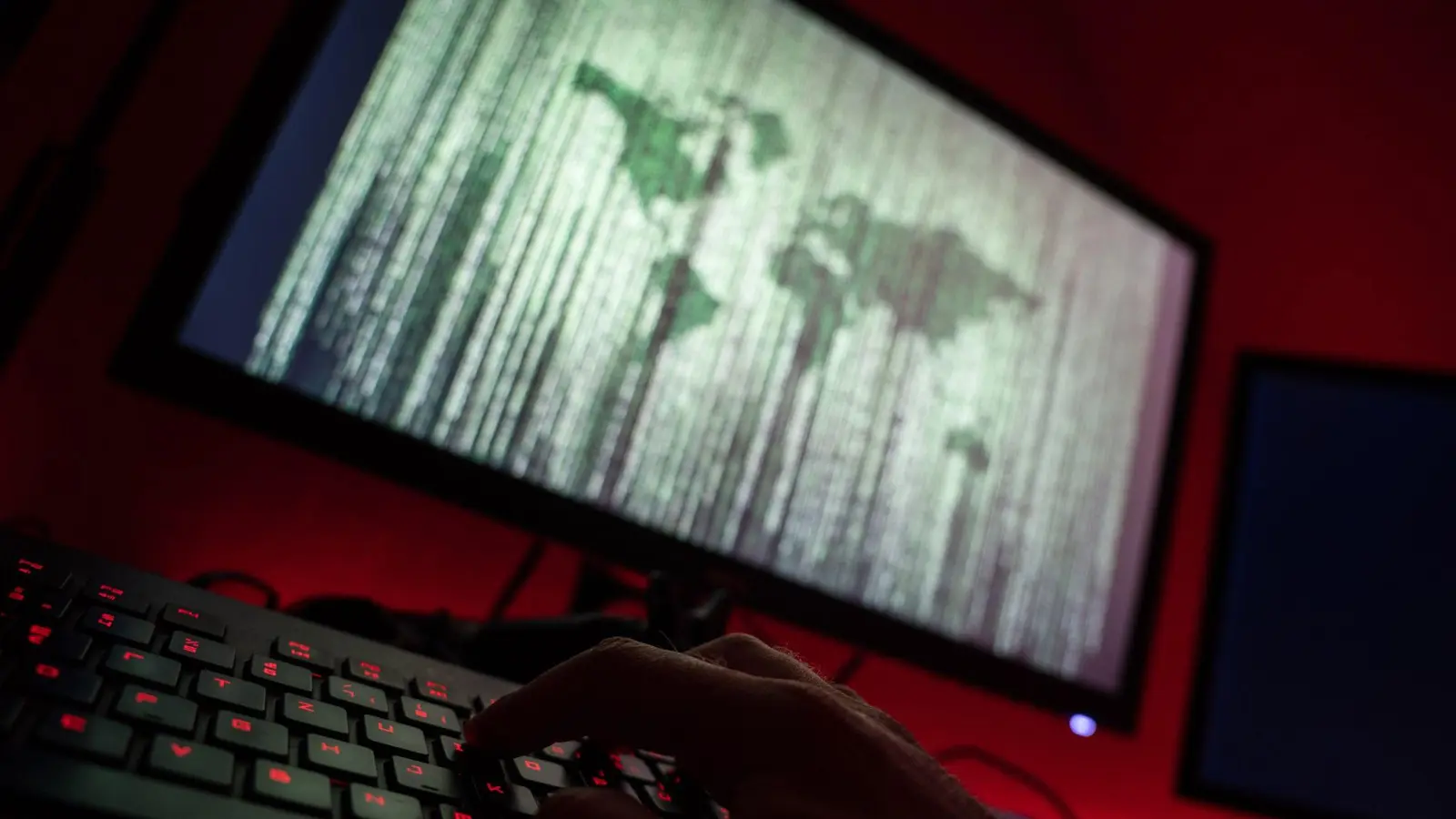 Angriff aus dem Dunkeln: Cyberkriminelle ändern die Art, wie sie arbeiten. Schutz bieten nach wie vor regelmäßige Sicherheitskopien. (Foto: Nicolas Armer/dpa/dpa-tmn)