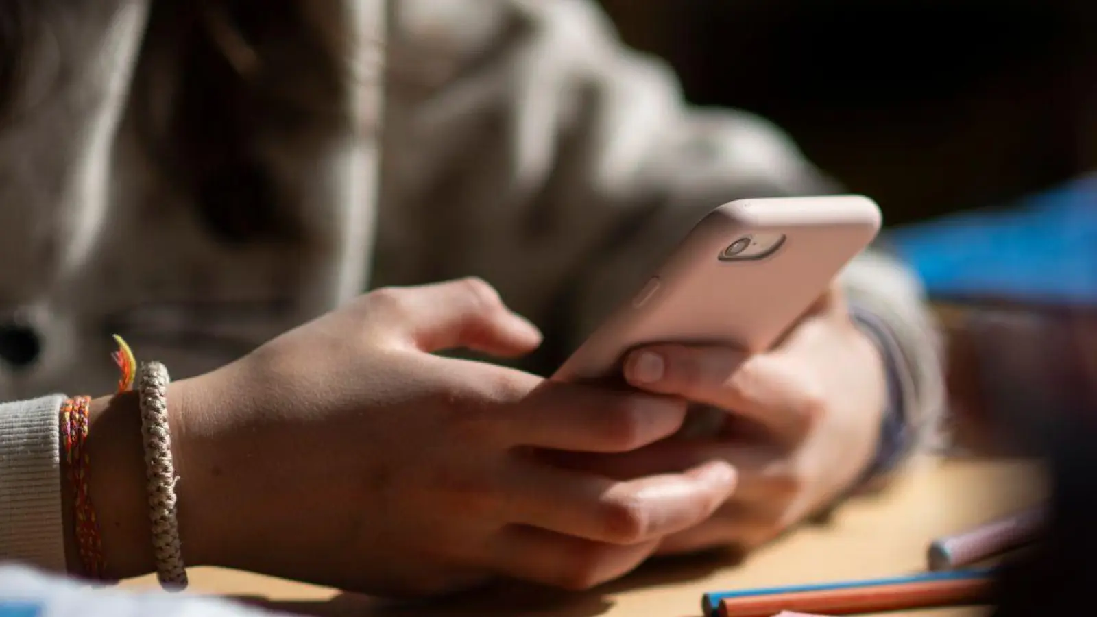 Cybermobbing kann jeden treffen – diese App unterstützt Betroffene mit Tipps, Tutorials und Soforthilfe. (Foto: Marijan Murat/dpa/dpa-tmn)