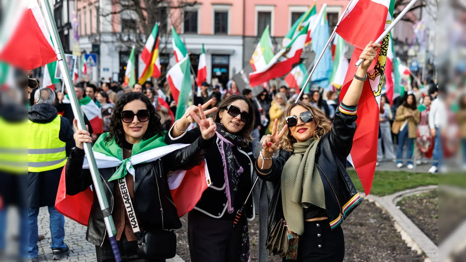 Der Protestmarsch startete am Gärtnerplatz mit rund 250 Teilnehmenden und endete mit rund 500 Demonstrierenden am Prinz-Carl-Palais.  (Foto: Matthias Balk/dpa)