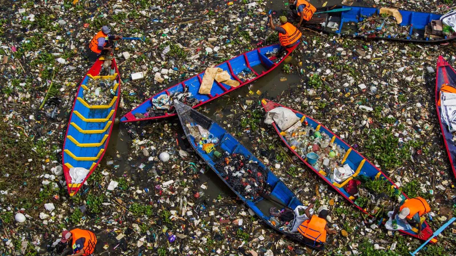 Bilder wie diese zeigen, warum der Citarum oft „dreckigster Fluss der Welt“ genannt wird. (Foto: Algi Febri Sugita/ZUMA Press Wire/dpa)