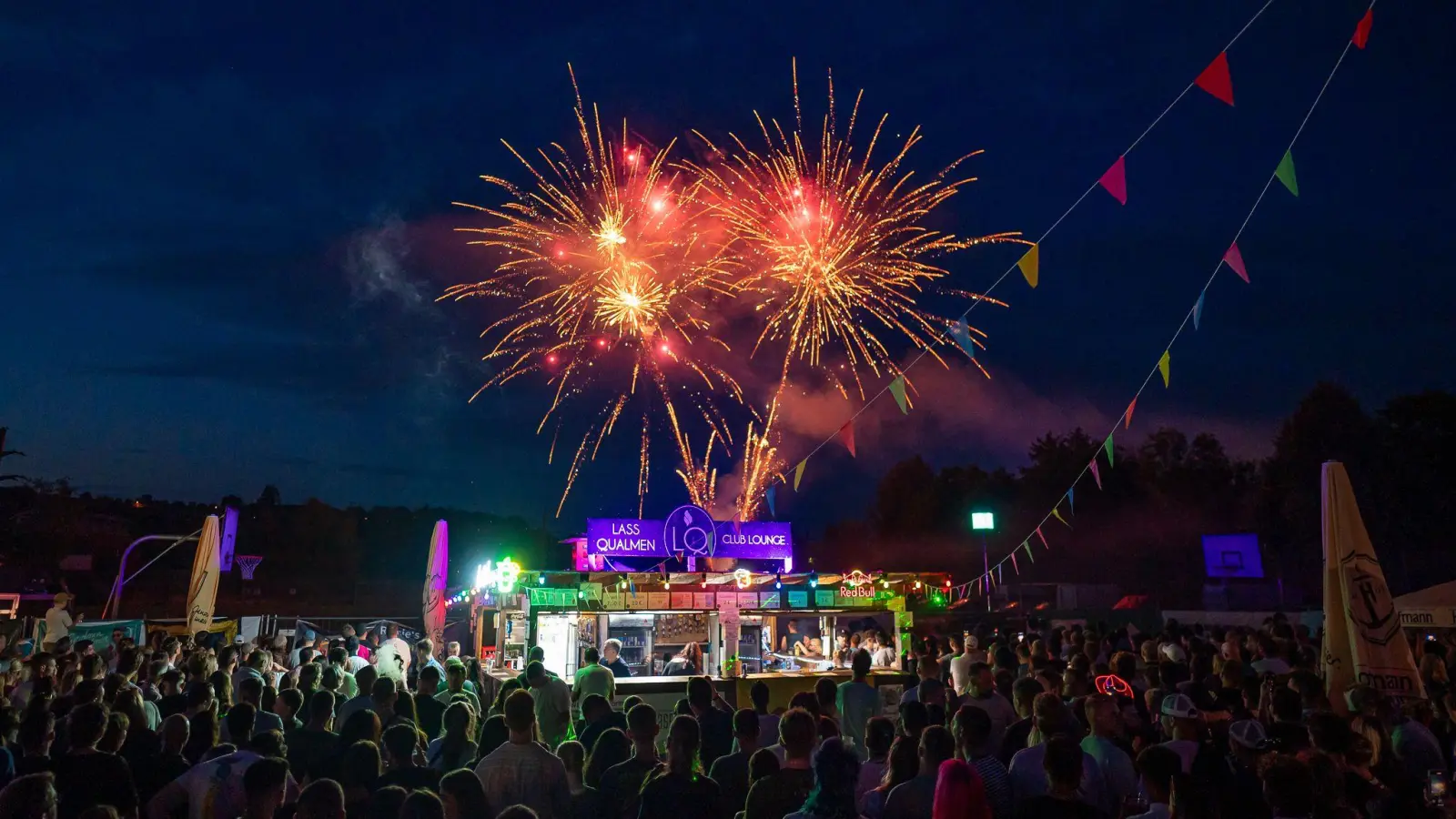 Fast schon andächtige Stille herrschte in der Menge, die am Mittwochabend das traditionelle Kerwa-Feuerwerk bestaunte. Das anschließende Urteil fiel eindeutig aus – Feuerwerksprofi Frank Plomer aus Langenfeld hatte sich wieder einmal selbst übertroffen. (Foto: Mirko Fryska)