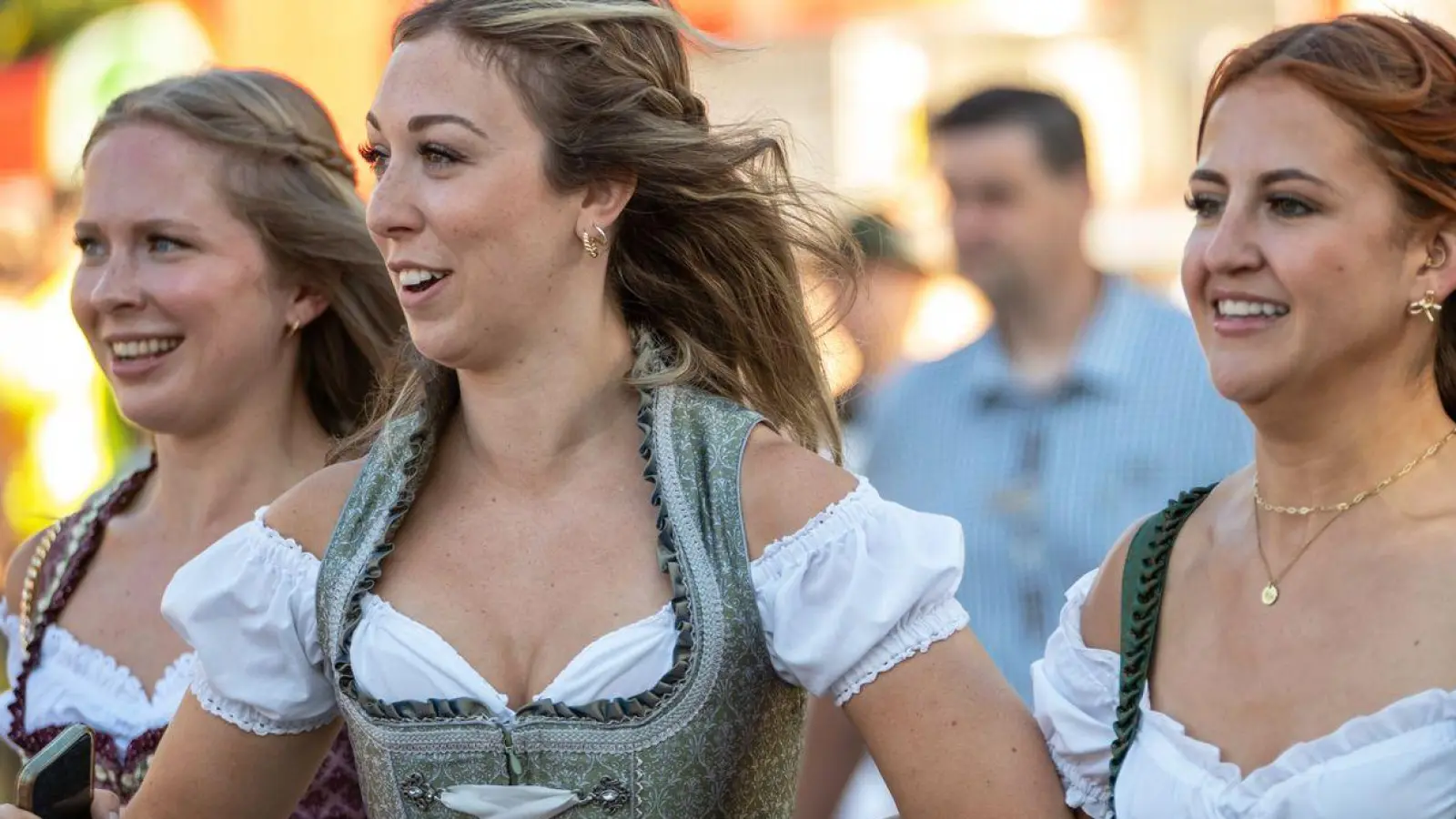 Eintritt fürs Oktoberfest? Laut einer Umfrage haben viele Deutsche damit kein grundsätzliches Problem. (Illustration) (Foto: Leonie Asendorpf/dpa)