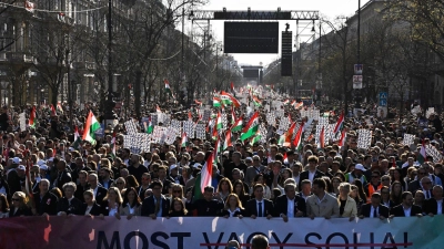 Menschen in riesiger Zahl folgten dem Aufruf von Oppositionsführer Peter Maygar zu einem „Nationalen Marsch für die Systemwende“.  (Foto: Denes Erdos/AP/dpa)