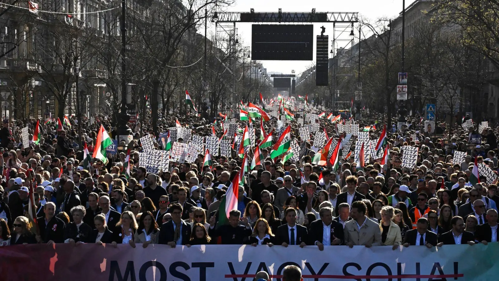 Menschen in riesiger Zahl folgten dem Aufruf von Oppositionsführer Peter Maygar zu einem „Nationalen Marsch für die Systemwende“.  (Foto: Denes Erdos/AP/dpa)