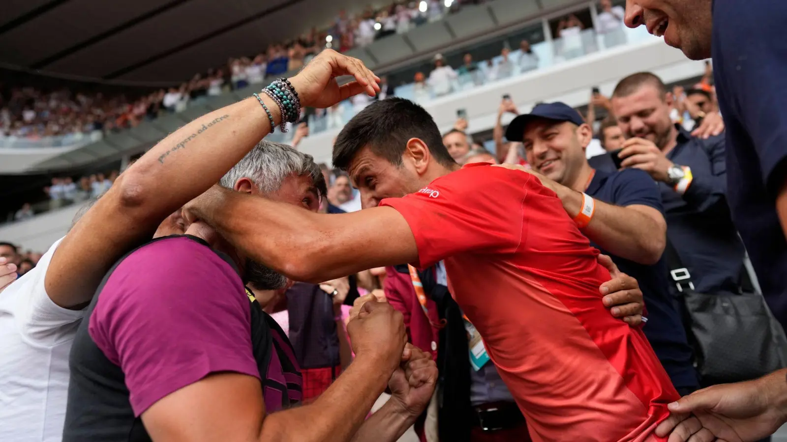 Novak Djokovic (Mitte r) umarmt seinen Trainer Goran Ivanisevic (Mitte l) nach seinem Sieg. (Foto: Thibault Camus/AP/dpa)