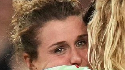 Cristiana Girelli und Michela Cambiaghi (r) betrauern das dramatische Halbfinal-Aus. (Foto: Alessandra Tarantino/AP/dpa)