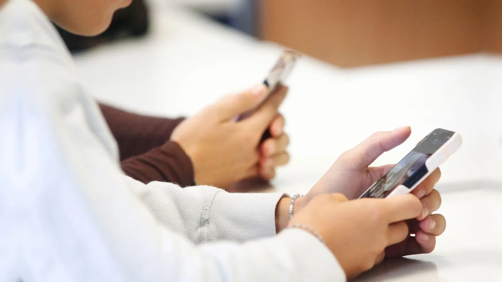 Laut einem CDU-Antrag soll es bundesweit geltende Regeln für den Umgang mit Handys in der Schule geben. (Symbolbild) (Foto: Roland Weihrauch/dpa)