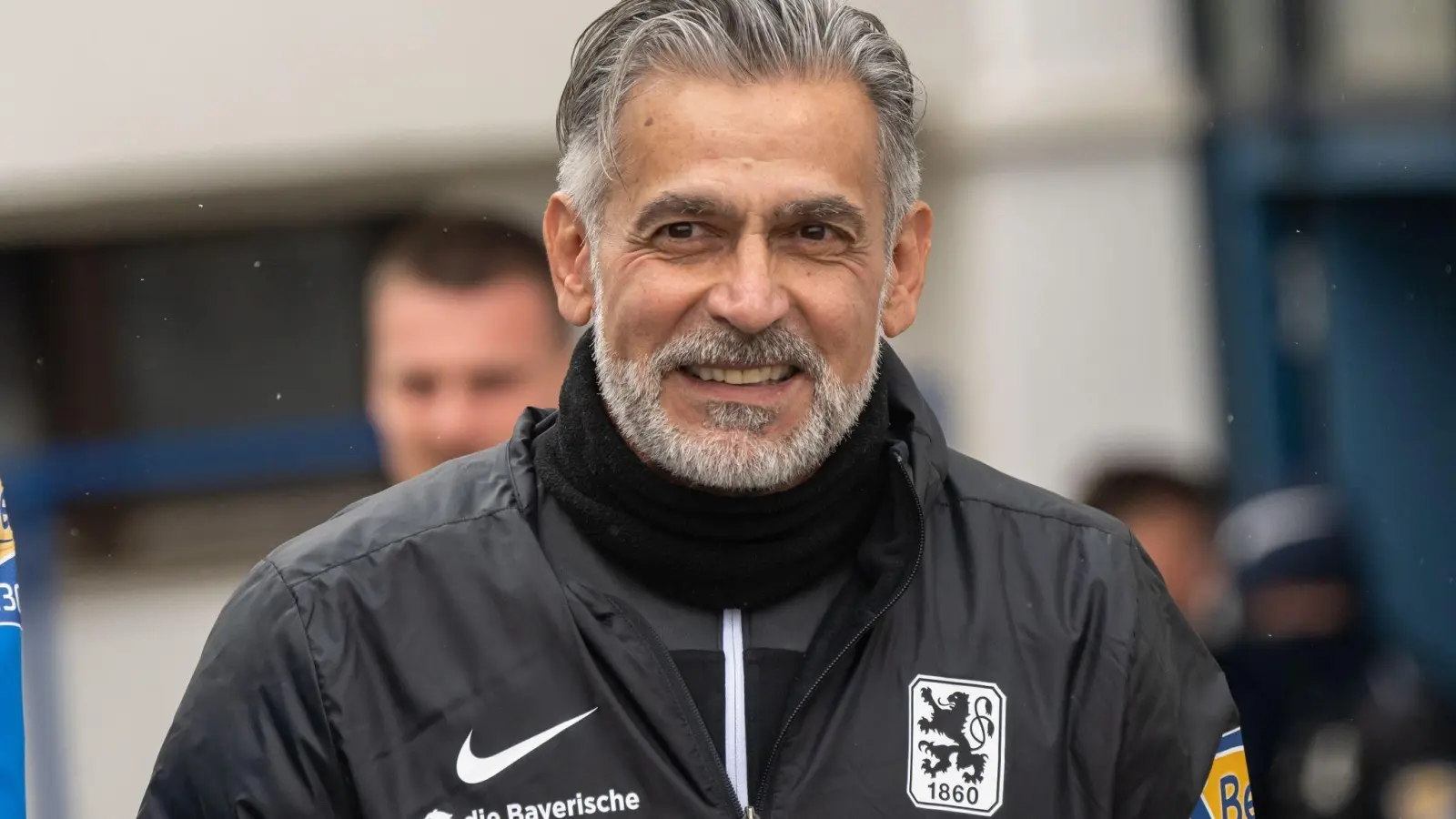 Maurizio Jacobacci, TSV 1860-Trainer, nimmt am Mannschaftstraining teil. (Foto: Peter Kneffel/dpa/Archivbild)