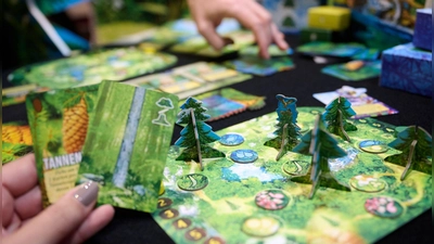 Experten halten das gemeinsame Spielen aus vielen Gründen für positiv - für Jung und Alt   (Foto: Bernd Thissen/dpa)