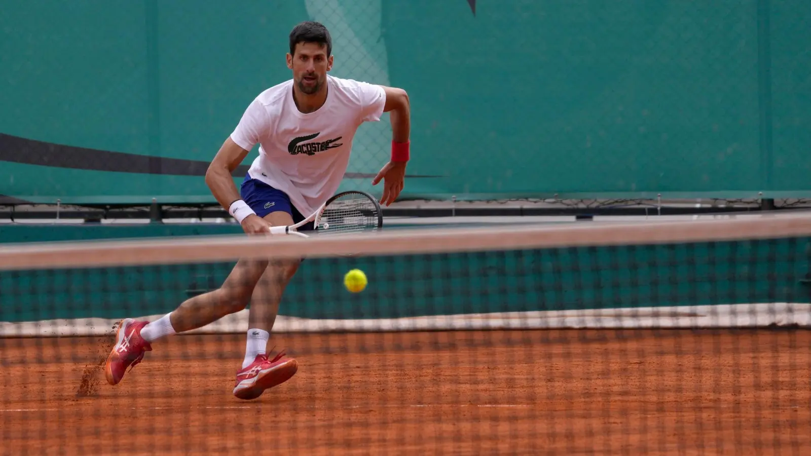 „Wenn sich die Politik in den Sport einmischt, ist das Ergebnis nicht gut“, sagt Novak Djokovic. (Foto: Darko Vojinovic/AP/dpa)