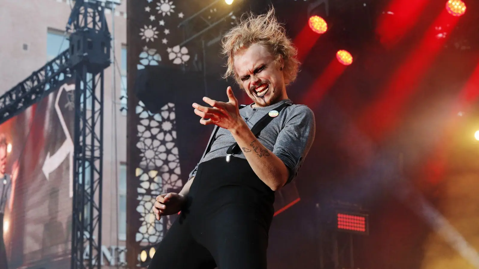 Heimsieg: Erstmals seit 25 Jahren gewinnt ein Finne die Luftgitarren-Weltmeisterschaft. (Foto: Eeva Riihelä/Lehtikuva/dpa)