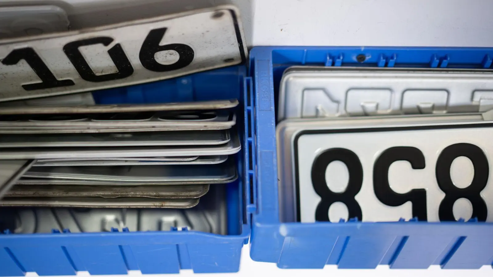 Was sind die Hintergründe des Kennzeichendiebstahls? (Symbolbild) (Foto: Sebastian Gollnow/dpa)