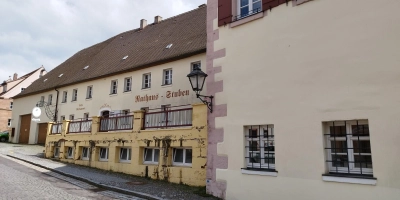 Die Stadt Merkendorf will den einstigen Brauereikomplex neben dem Rathaus herrichten. Weil sie das finanziell eigentlich nicht stemmen kann, will man nun nach einem Investor suchen. (Foto: Robert Maurer)