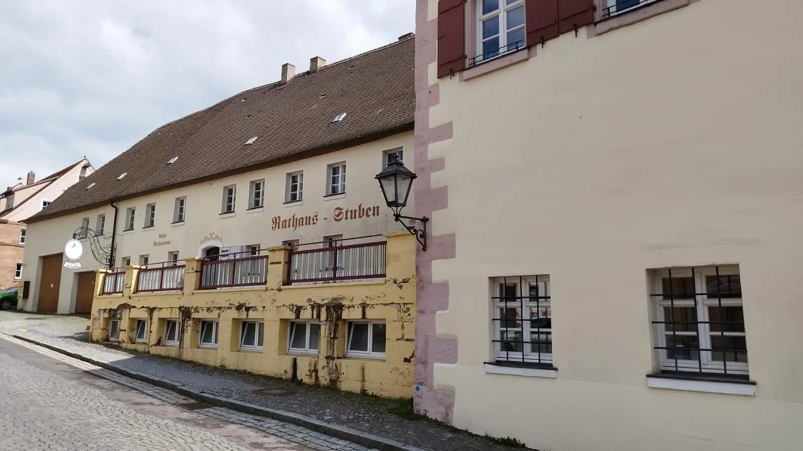 Die Stadt Merkendorf will den einstigen Brauereikomplex neben dem Rathaus herrichten. Weil sie das finanziell eigentlich nicht stemmen kann, will man nun nach einem Investor suchen. (Foto: Robert Maurer)
