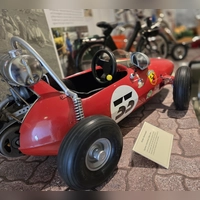 Unter den Ausstellungsstücken befindet sich auch dieser kleine rote Flitzer. (Foto: Hans-Bernd Glanz)