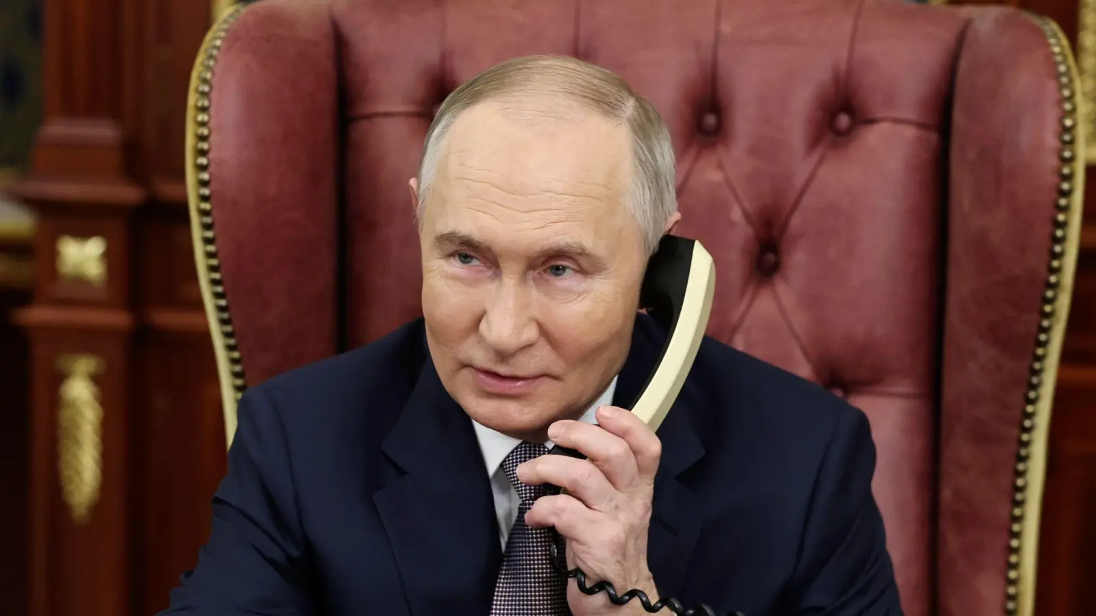 Kremlchef Putin telefoniert noch gern mit einem Schnurtelefon, für Russen mit Smartphone soll es aber neue Services unter staatlicher Aufsicht geben. (Archivbild) (Foto: Alexander Kazakov/Sputnik/Kremlin Pool/AP/dpa)