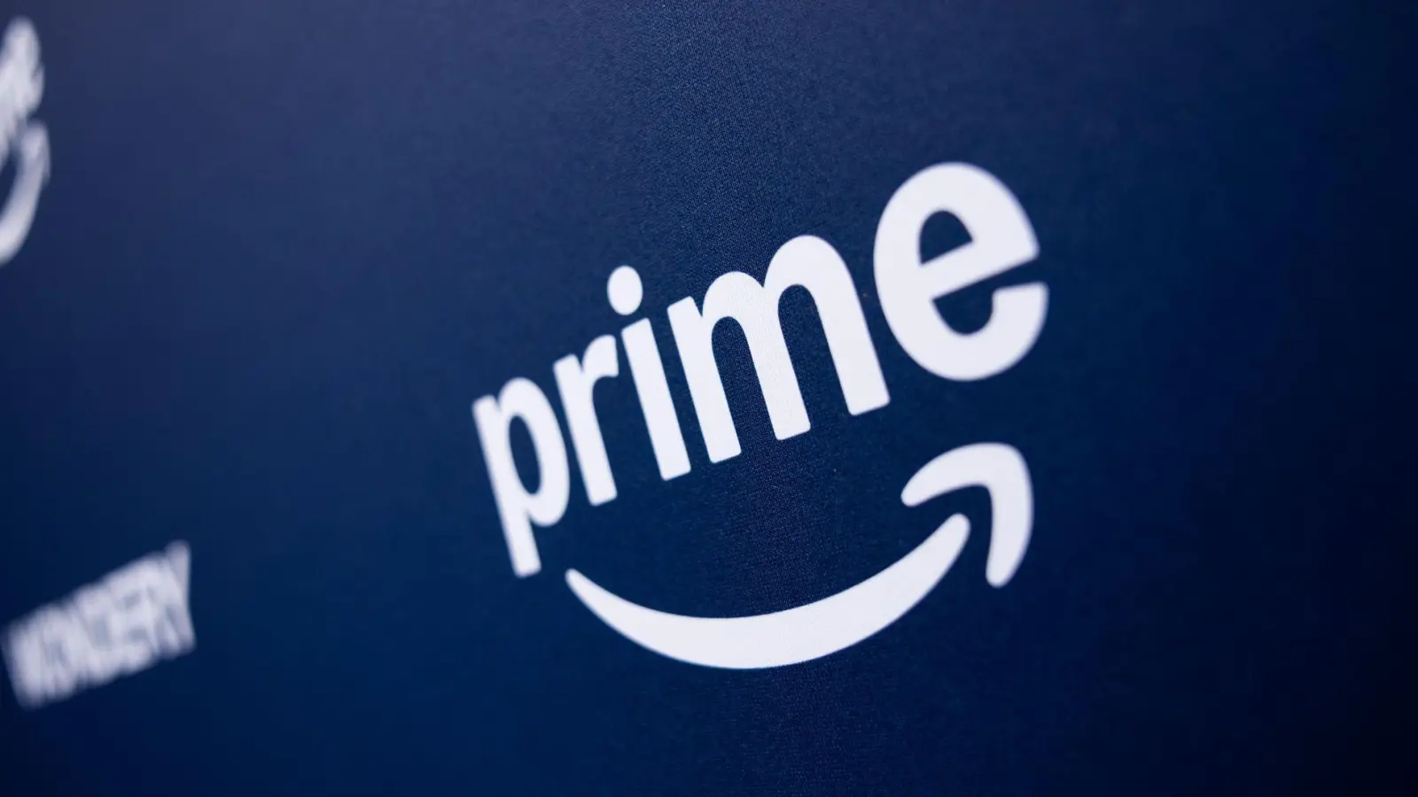 Werbung statt Werbefreiheit: Amazon führte im Februar 2024 ohne Zustimmung der Kunden Werbeunterbrechungen bei Prime Video ein, wer keine Werbung will, muss seitdem 2,99 Euro mehr zahlen. (Foto: Rolf Vennenbernd/dpa)