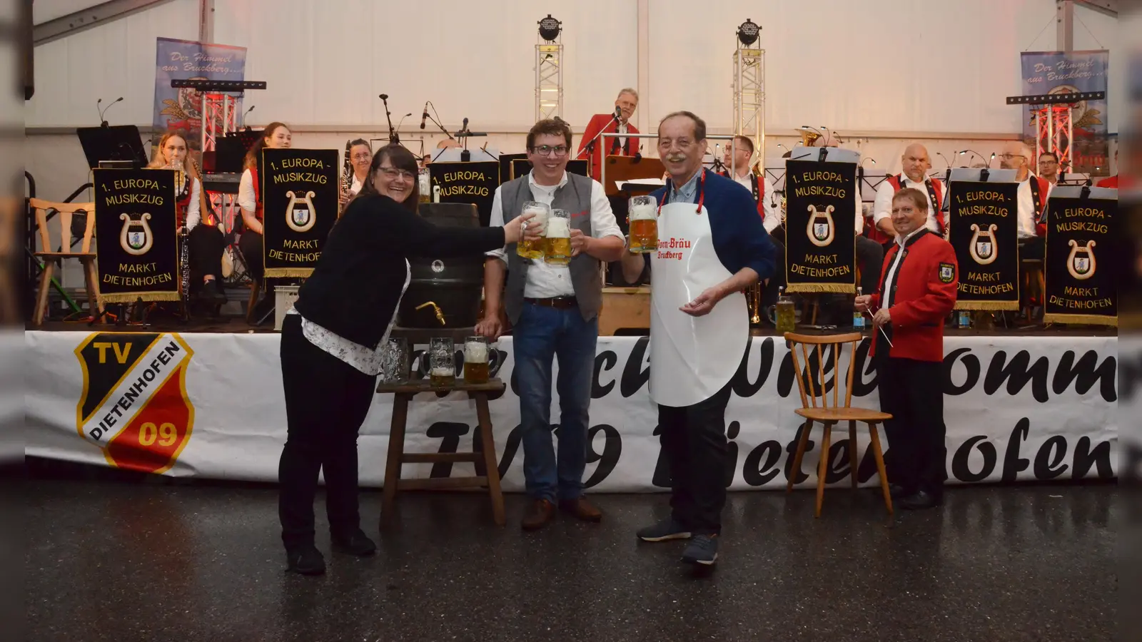 Bürgermeister Rainer Erdel (r.) und alle Beteiligten freuen sich wieder auf die beliebte Kirchweih. (Foto: Yvonne Neckermann)