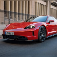 Kommt auf Wunsch mit E-Shift-System: der Porsche Taycan. (Foto: Porsche AG/dpa-tmn)