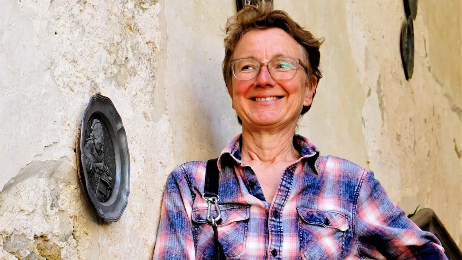 Sie ist dafür verantwortlich, dass beim Bühnenbild und bei den Kostümen alles passt: die Ausstatterin Cornelia Brey. „Meine Arbeit muss einen Kommentar zum Stück liefern“, sagt sie. (Foto: Simone Hedler)