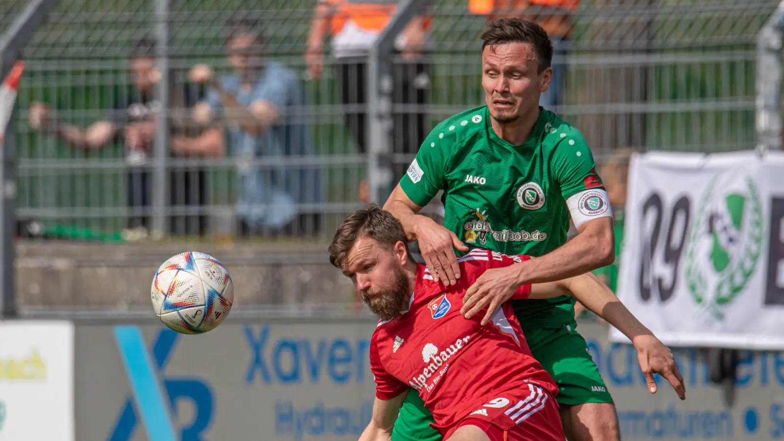 „Zwei Spiele sollten wir schon noch gewinnen“, meint der stets standhafte Ansbacher Kapitän Tobias Dietrich (hier mit dem Unterhachinger Stephan Hain. (Foto: Markus Zahn)