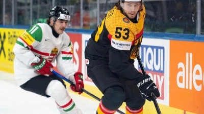 NHL-Star Moritz Seider (r) spricht nach dem drohenden deutschen Vorrunden-Aus Klartext. (Foto: Claudio Thoma/KEYSTONE/dpa)