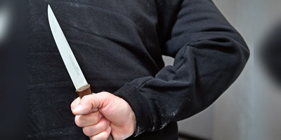 An einer Schnelldorfer Bushaltestelle soll ein 13-Jähriger mit einem Messer einen weiteren Jugendlichen verletzt haben. (Symbolbild: Anna Beigel)