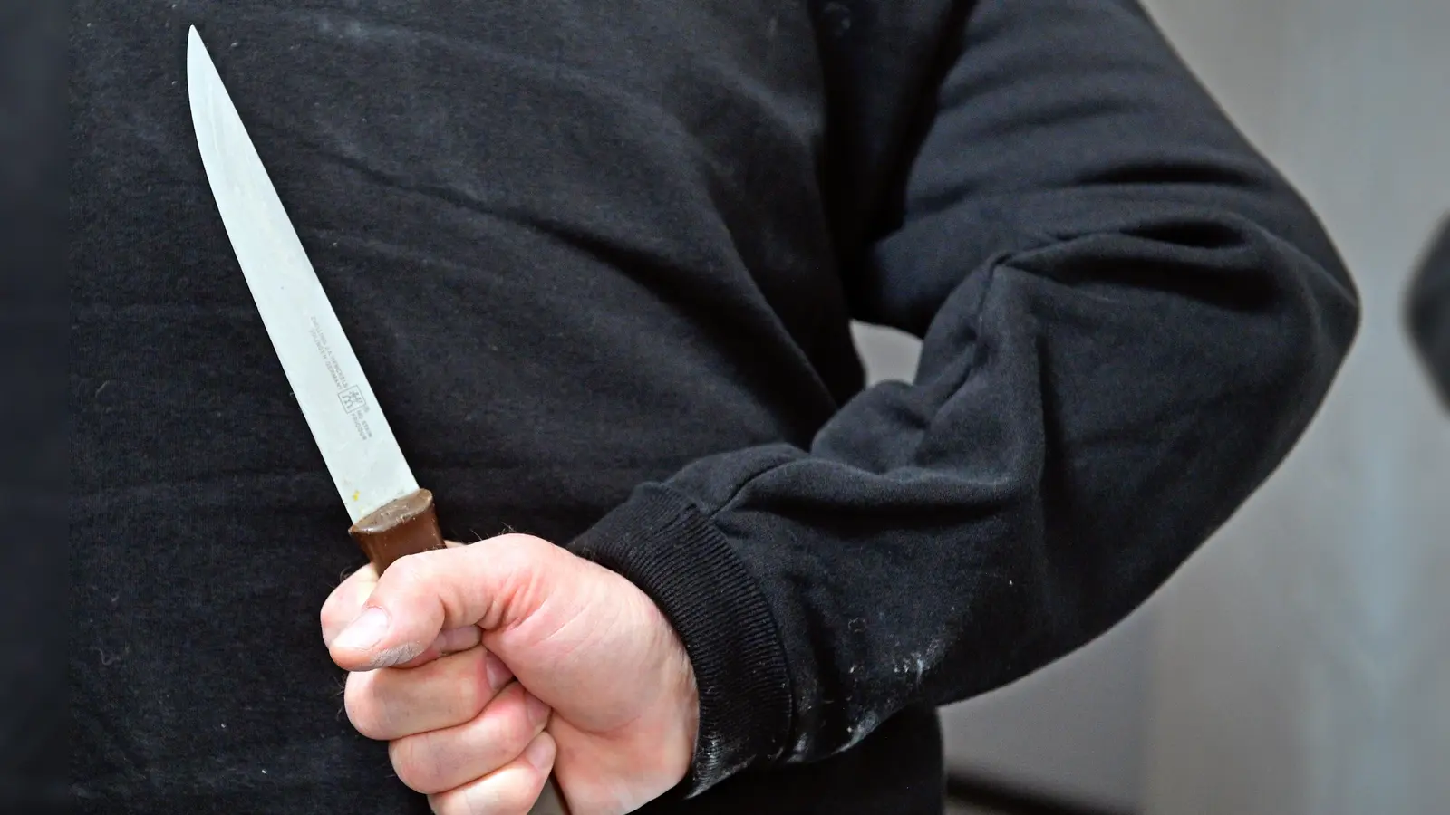 An einer Schnelldorfer Bushaltestelle soll ein 13-Jähriger mit einem Messer einen weiteren Jugendlichen verletzt haben. (Symbolbild: Anna Beigel)