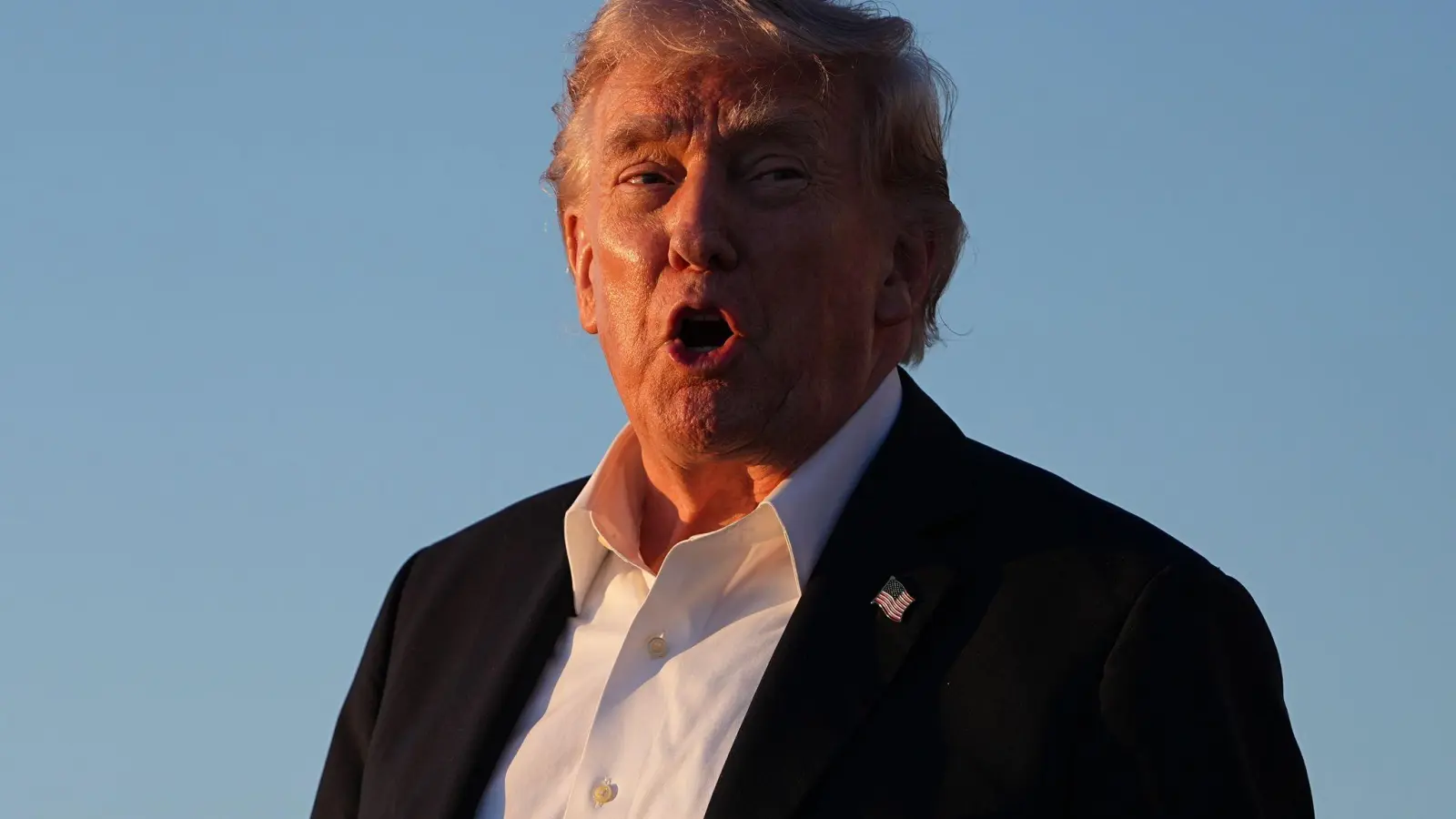 Trump setzt der EU eine Frist zur Umsetzung der Zollvereinbarung - und droht andernfalls mit höheren Zöllen. (Archivbild) (Foto: Matt Rourke/AP/dpa)