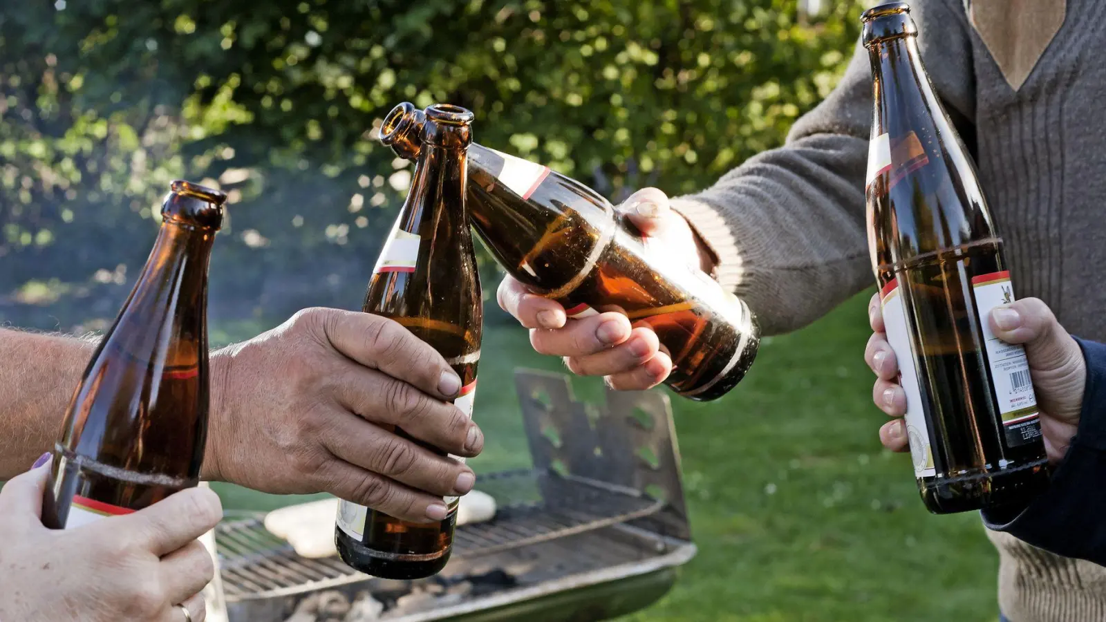Ein Kühlschrank im Garten sorgt für kühle Getränke. Am richtigen Platz ist dafür dann auch nicht massig Energie nötig. (Foto: Monique Wüstenhagen/dpa-tmn)