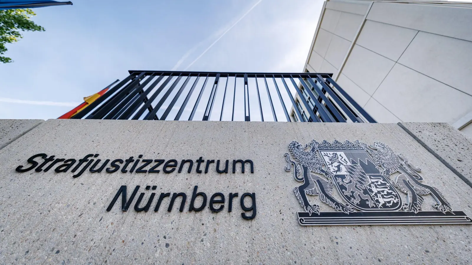 Für die Dienstleistung sollen die Angeklagten von ihren Kundinnen und Kunden laut Anklage vier- bis fünfstellige Geldsummen verlangt haben. (Symbolbild) (Foto: Daniel Karmann/dpa)